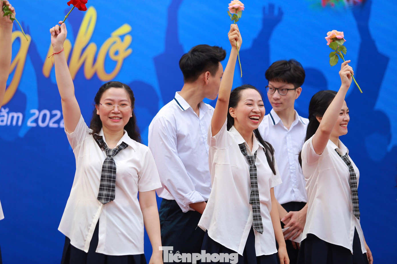 Các cô giáo tươi vui trong tiết mục văn nghệ gửi tặng học trò. Các cô giáo tươi vui trong tiết mục văn nghệ gửi tặng học trò.