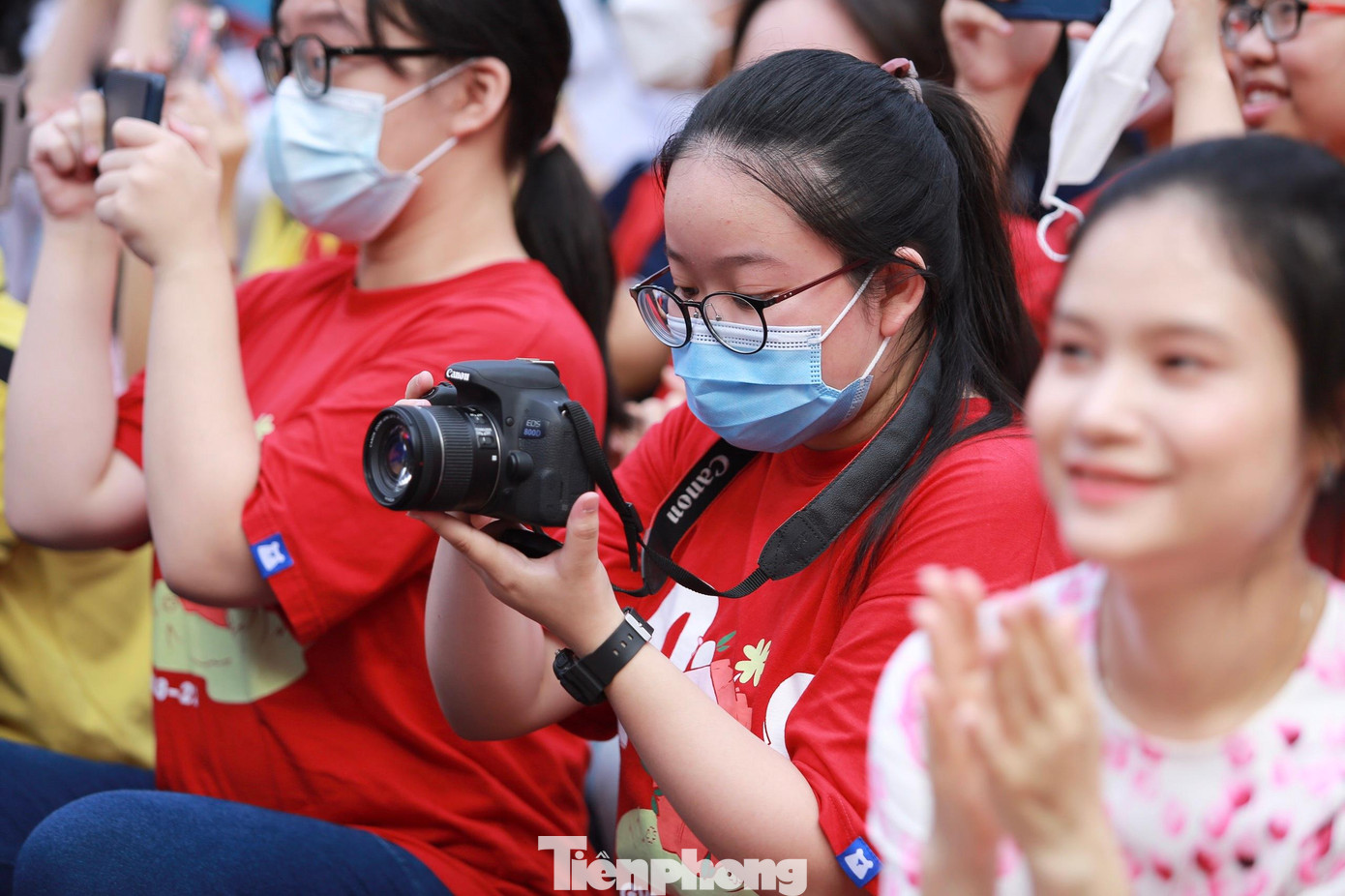 Một bạn học sinh lớp 9 ghi lại khoảnh khắc của bạn bè bên thầy cô. Một bạn học sinh lớp 9 ghi lại khoảnh khắc của bạn bè bên thầy cô.