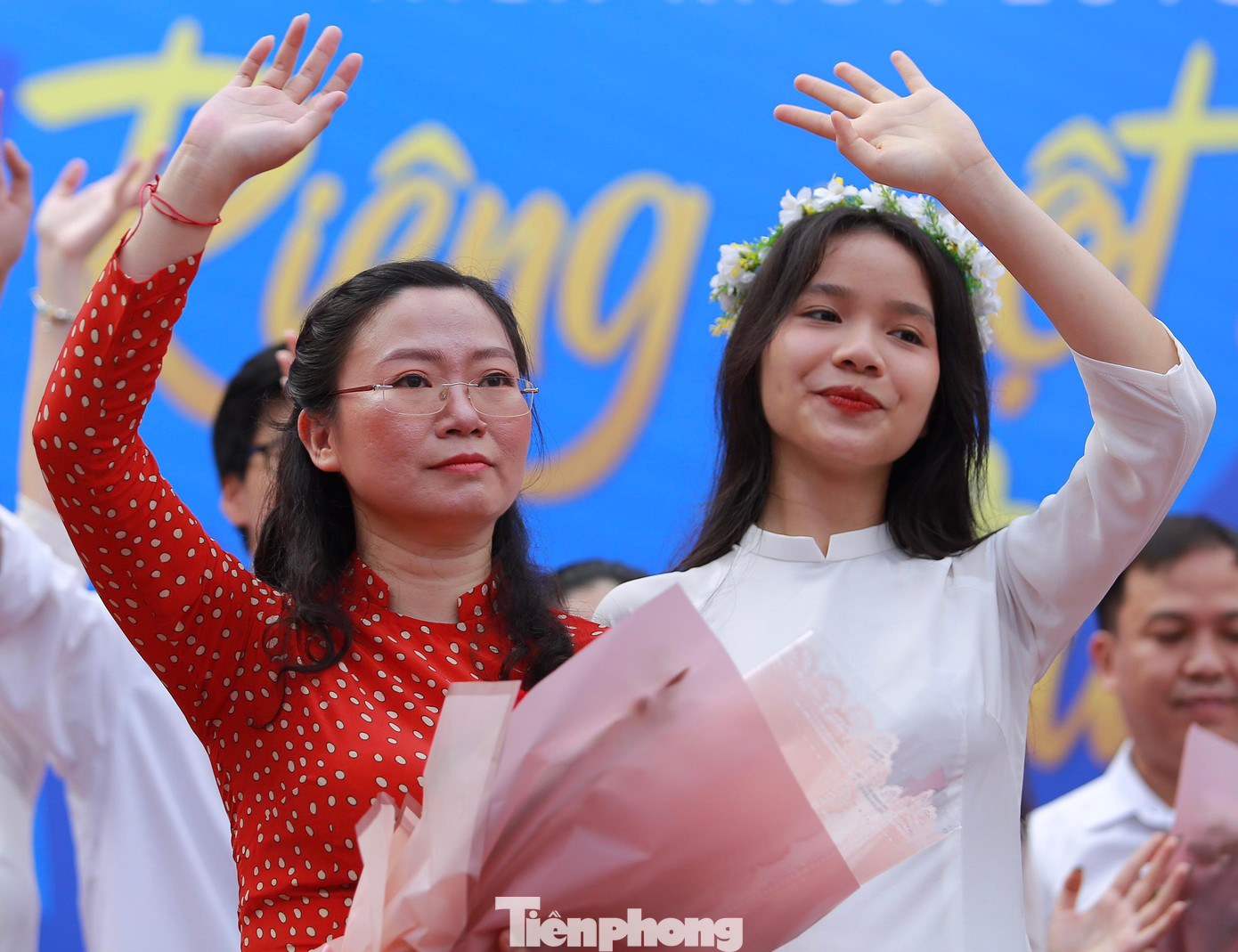 “Chúng em yêu cô", "Cảm ơn cô vì tất cả", “Chúc thầy cô công tác tốt",… là những lời nhắn nhủ ngọt ngào, tình cảm mà học sinh lớp 9 nhắn gửi bộc bạch với người thầy, cô đáng kính của mình. “Chúng em yêu cô", "Cảm ơn cô vì tất cả", “Chúc thầy cô công tác tốt",… là những lời nhắn nhủ ngọt ngào, tình cảm mà học sinh lớp 9 nhắn gửi bộc bạch với người thầy, cô đáng kính của mình.