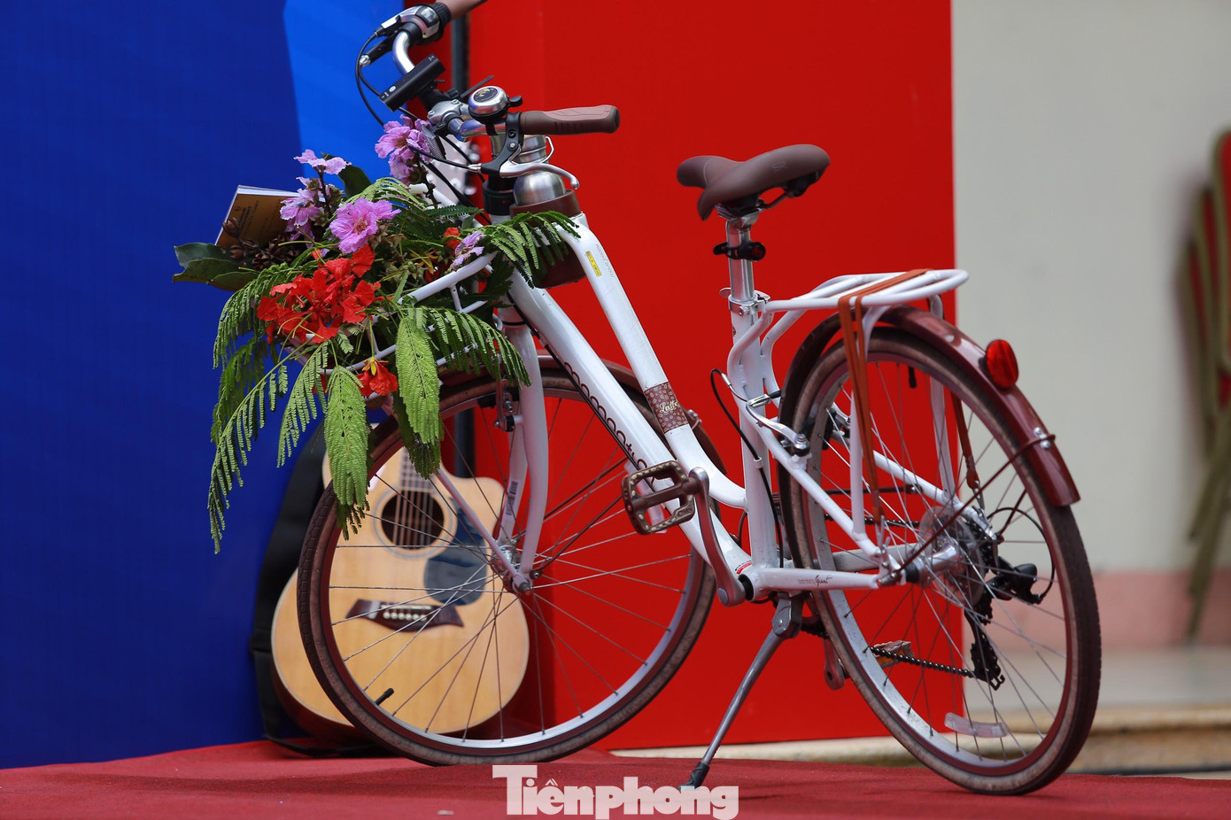 "Dường như nắng đã làm má em thêm hồng/Làn mây bay đã yêu tóc em/Trộm nhìn anh khẽ cười khiến em thẹn thùng/Áo trắng em bay giờ tan trường..." lời bài hát Xe đạp của Thùy Chi khiến hàng trăm em học sinh lớp 9 xúc động nghẹn ngào. Khép lại 4 năm học tập dưới mái trường cấp 2 thân yêu, các thầy giáo, cô giáo hy vọng các em sẽ có bản lĩnh, sự tự tin để bước sang một hành trình mới đầy khó khăn và thử thách hơn. "Dường như nắng đã làm má em thêm hồng/Làn mây bay đã yêu tóc em/Trộm nhìn anh khẽ cười khiến em thẹn thùng/Áo trắng em bay giờ tan trường..." lời bài hát Xe đạp của Thùy Chi khiến hàng trăm em học sinh lớp 9 xúc động nghẹn ngào. Khép lại 4 năm học tập dưới mái trường cấp 2 thân yêu, các thầy giáo, cô giáo hy vọng các em sẽ có bản lĩnh, sự tự tin để bước sang một hành trình mới đầy khó khăn và thử thách hơn.