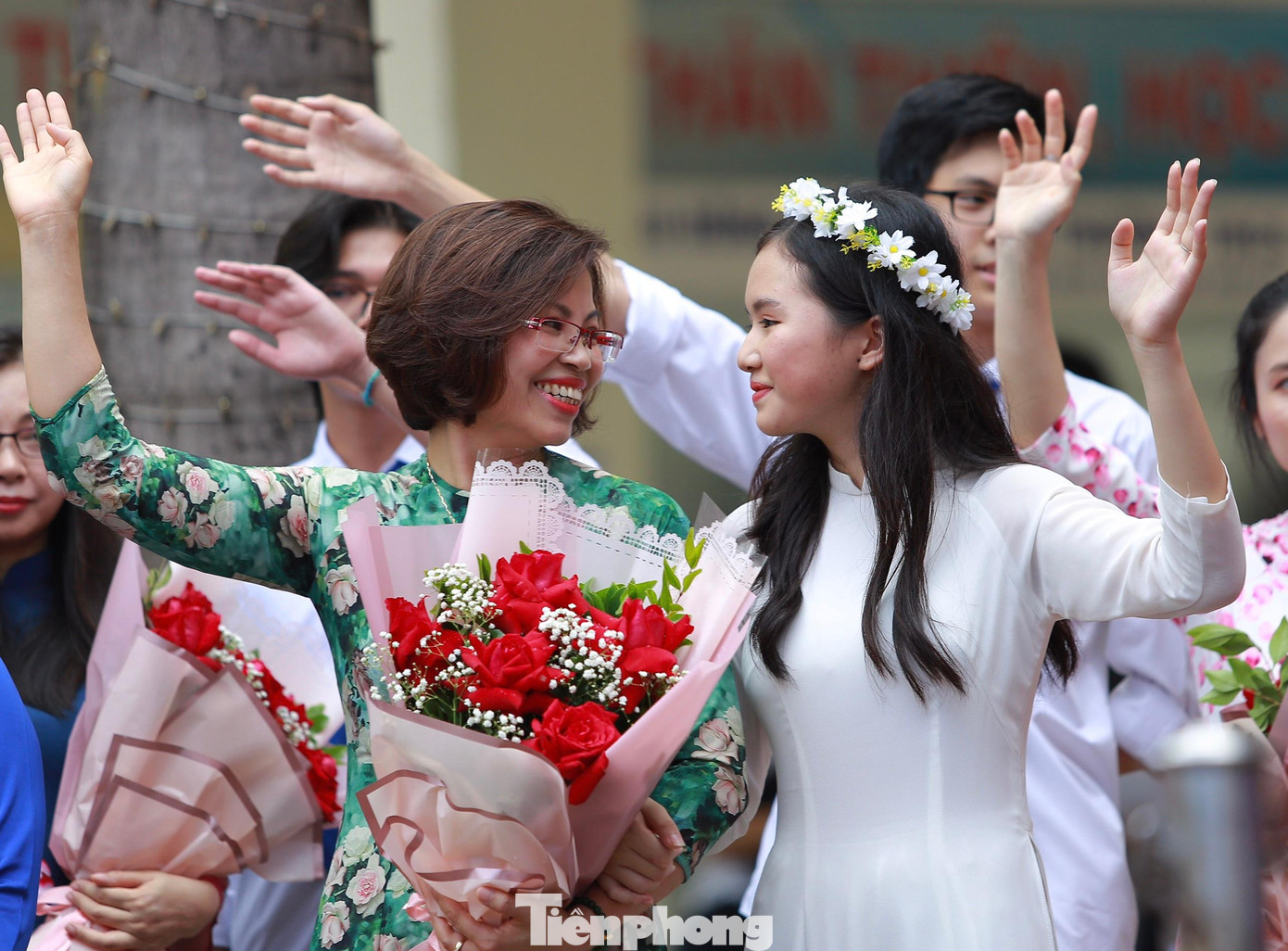 Nụ cười tươi của cô giáo như để tiếp lửa cho các em học sinh vững bước trước kỳ thi chuyển cấp quan trọng. Nụ cười tươi của cô giáo như để tiếp lửa cho các em học sinh vững bước trước kỳ thi chuyển cấp quan trọng.