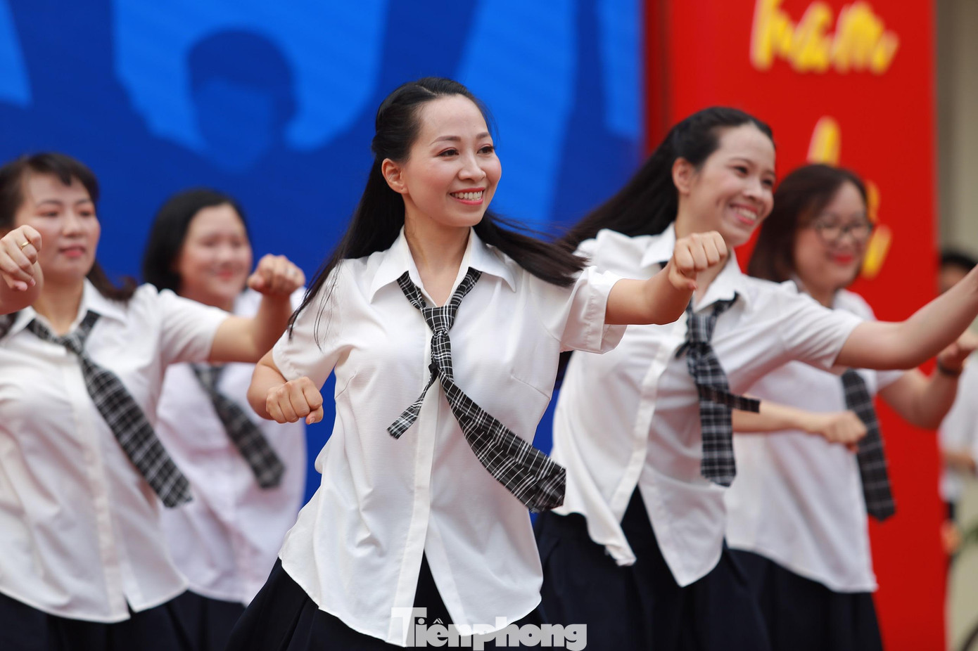 Tiết mục nhảy sôi động của các cô giáo như một món quà đặc biệt gửi tặng các em học sinh thân yêu. Tiết mục nhảy sôi động của các cô giáo như một món quà đặc biệt gửi tặng các em học sinh thân yêu.