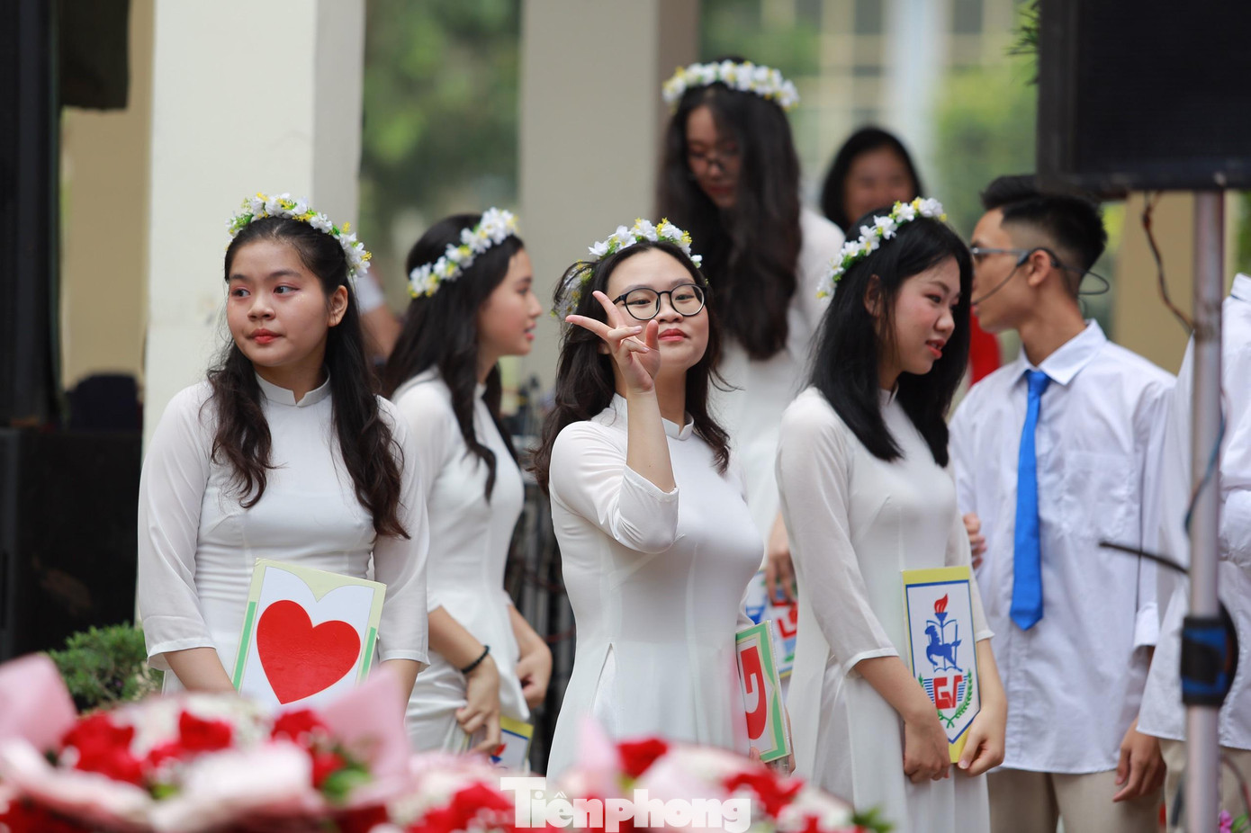 Áo dài trắng tô thêm vẻ ngây thơ, trong sáng của tuổi học trò. Áo dài trắng tô thêm vẻ ngây thơ, trong sáng của tuổi học trò.