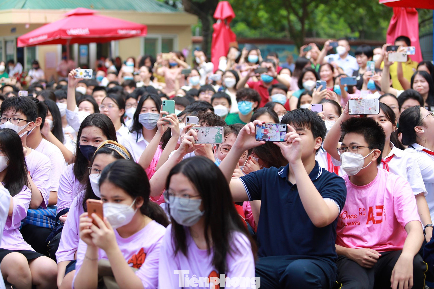 Rất nhiều em học sinh chụp ảnh, quay video để lưu giữ lại những dấu ấn khó quên trong ngày lễ chia tay. Rất nhiều em học sinh chụp ảnh, quay video để lưu giữ lại những dấu ấn khó quên trong ngày lễ chia tay.