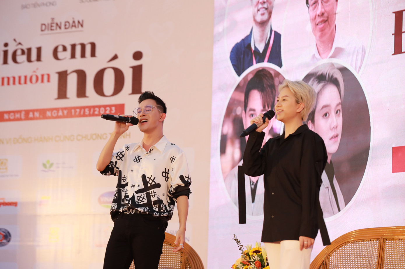 Hai diễn viên song ca một ca khúc nổi tiếng để mở đầu cho phần giao lưu với các em học sinh. Hai diễn viên song ca một ca khúc nổi tiếng để mở đầu cho phần giao lưu với các em học sinh.