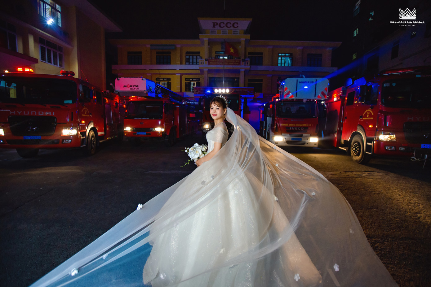 Cô dâu rạng rỡ, tận hưởng khoảnh khắc ngọt ngào bên chồng sắp cưới. Cô dâu rạng rỡ, tận hưởng khoảnh khắc ngọt ngào bên chồng sắp cưới.