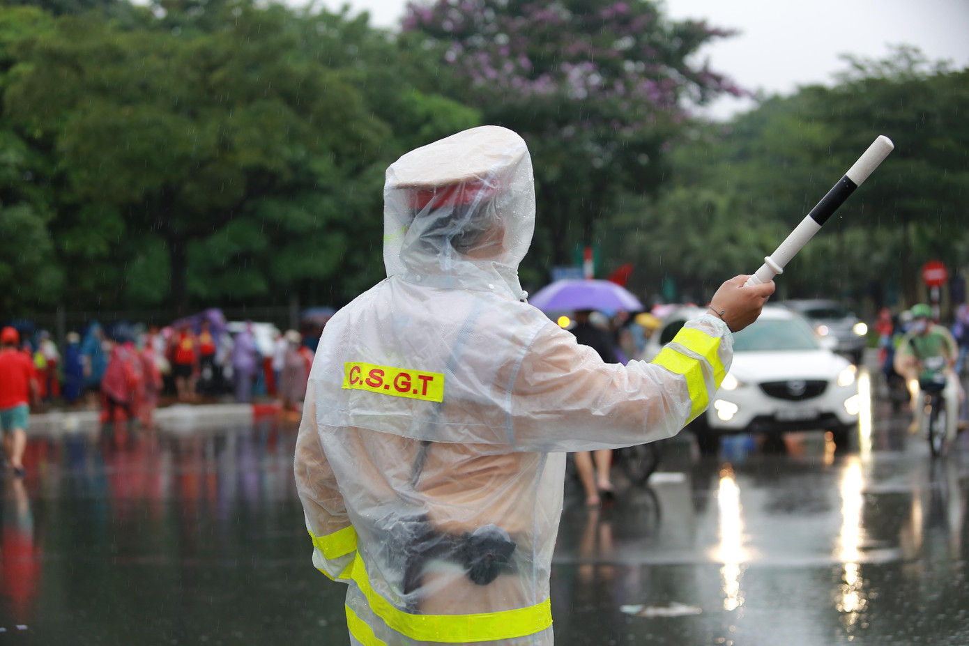 Cảnh sát giao thông đội mưa phân làn đảm bảo ATGT cho trận chung kết bóng đá nam SEA Games 31 ảnh 3 Cảnh sát giao thông đội mưa phân làn đảm bảo ATGT cho trận chung kết bóng đá nam SEA Games 31 ảnh 3