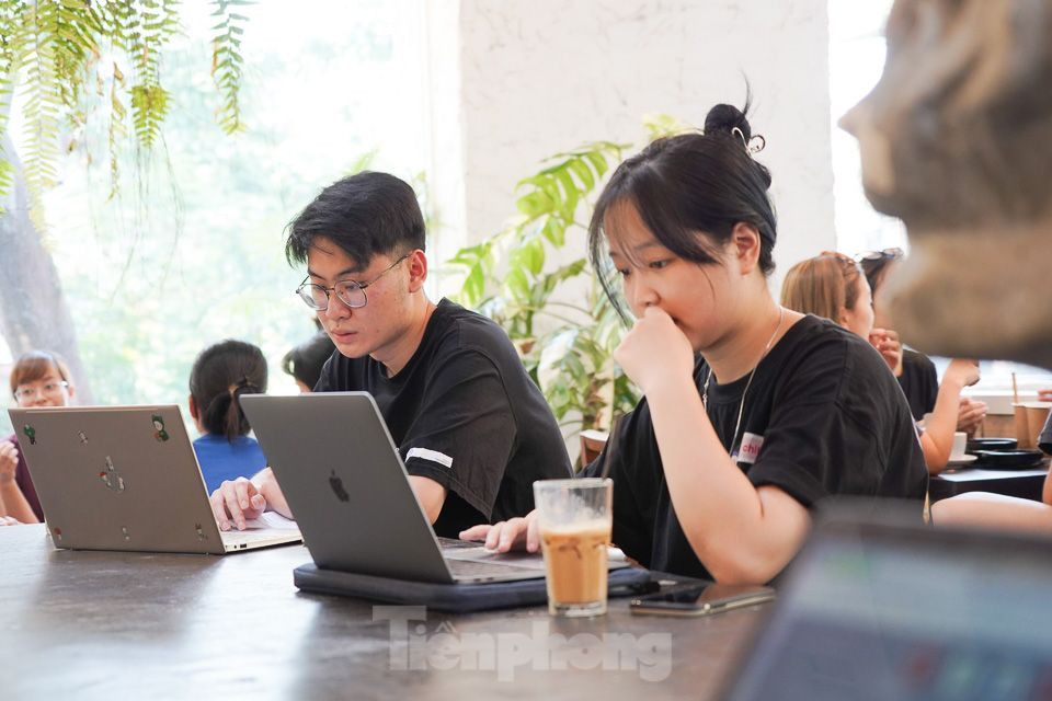Em Nguyễn Đức Linh (sinh viên trường Đại học Kinh tế, Đại học Quốc gia Hà Nội) cùng bạn học tập tại quán cà phê. Ảnh: Châu Linh