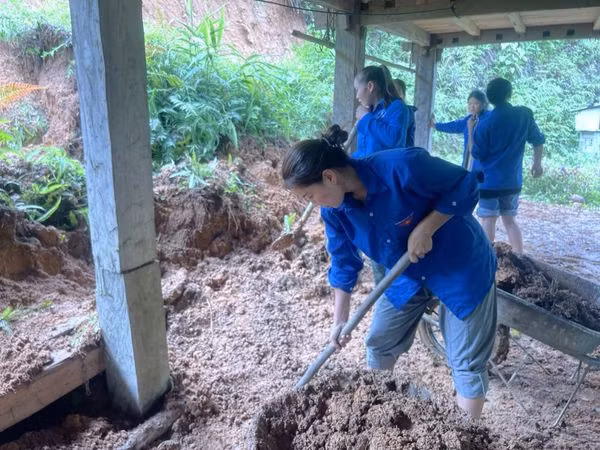 Đoàn viên, thanh niên triển khai các phần việc thiết thực, hỗ trợ khắc phục hậu quả do thiên tai tại xã Thuận Hòa và xã Thanh Thủy. Ảnh: Huyện Đoàn Vị Xuyên