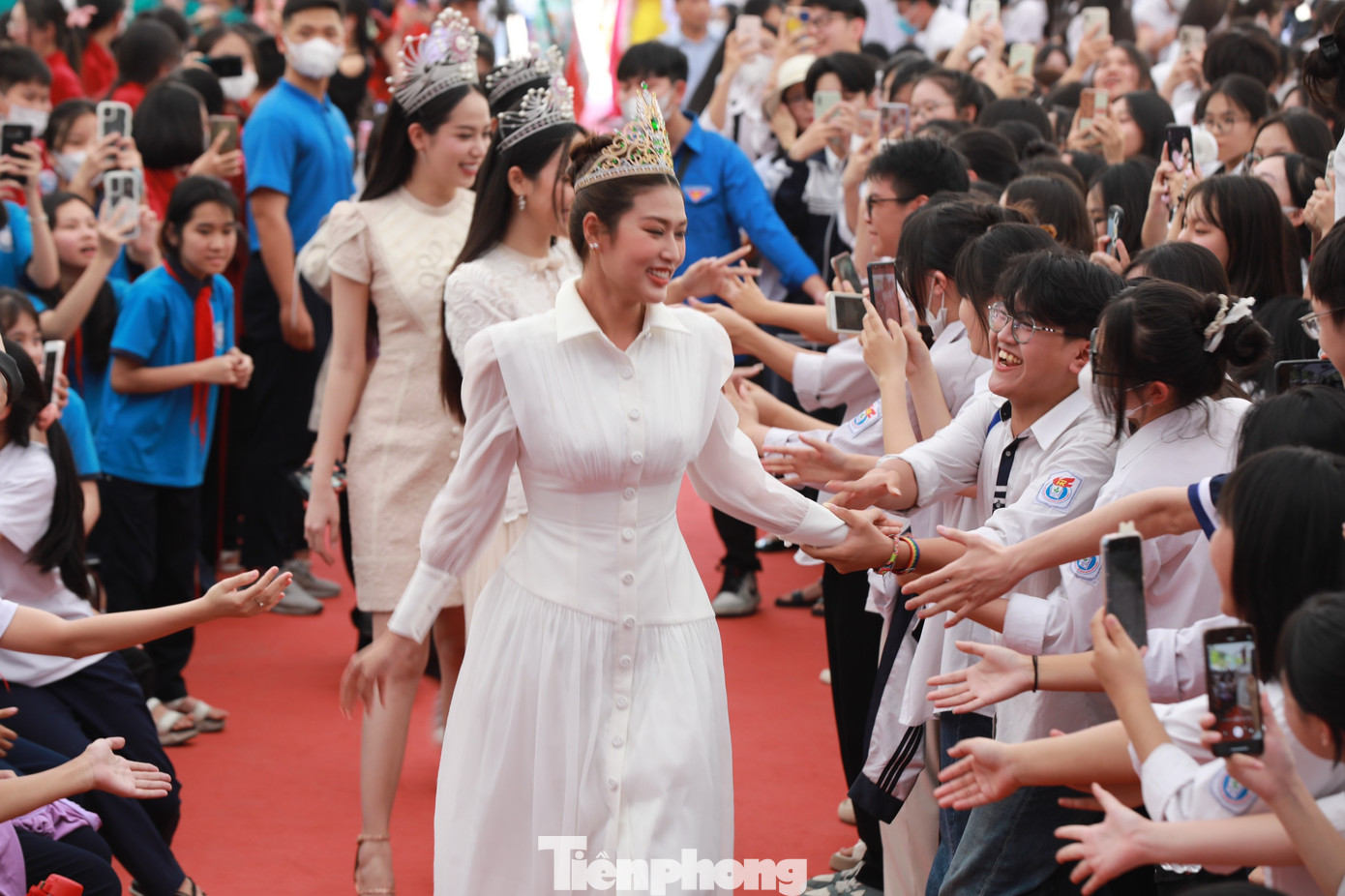 Nụ cười rạng rỡ của những người đẹp tham dự Diễn đàn giao lưu cùng học sinh.