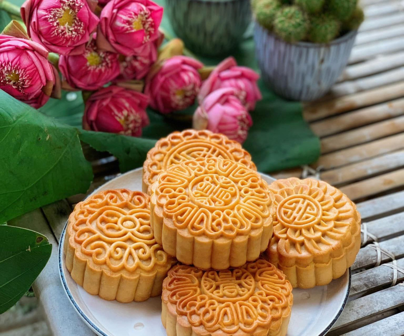 Đối với bánh trung thu truyền thống, chị Hòa yêu thích các nét hoa văn cổ.