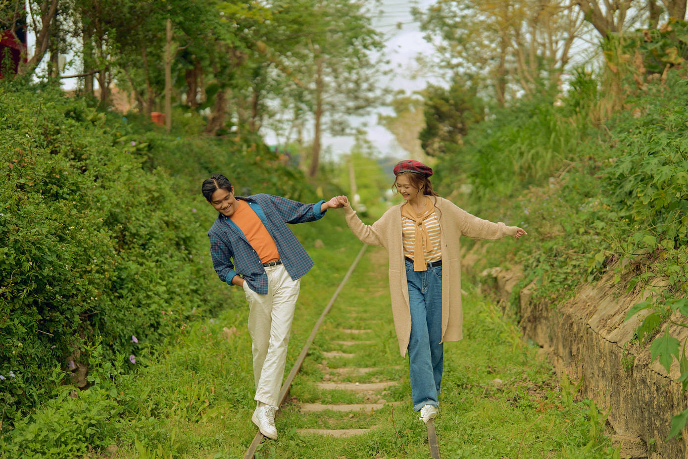 Theo nhiếp ảnh trẻ Trần Kỳ Sang, lý do anh thực hiện bộ ảnh này là muốn giúp cặp đôi thực hiện mong muốn chụp một bộ ảnh hơi hướng nhẹ nhàng, theo phong cách Hàn Quốc. "Qua bộ ảnh, mình mong muốn gửi thông điệp về một tình yêu nhẹ nhàng, yên bình, không xô bồ. Tình yêu bình dị là tình yêu đơn giản, không quá phức tạp, không cầu kỳ. Đó là sự yêu thương và quan tâm chân thành đến người mình yêu, không phải dựa trên những thứ vật chất hoặc lãng mạn đến mức phi thực tế", nam nhiếp ảnh gia nói. Theo nhiếp ảnh trẻ Trần Kỳ Sang, lý do anh thực hiện bộ ảnh này là muốn giúp cặp đôi thực hiện mong muốn chụp một bộ ảnh hơi hướng nhẹ nhàng, theo phong cách Hàn Quốc. "Qua bộ ảnh, mình mong muốn gửi thông điệp về một tình yêu nhẹ nhàng, yên bình, không xô bồ. Tình yêu bình dị là tình yêu đơn giản, không quá phức tạp, không cầu kỳ. Đó là sự yêu thương và quan tâm chân thành đến người mình yêu, không phải dựa trên những thứ vật chất hoặc lãng mạn đến mức phi thực tế", nam nhiếp ảnh gia nói.