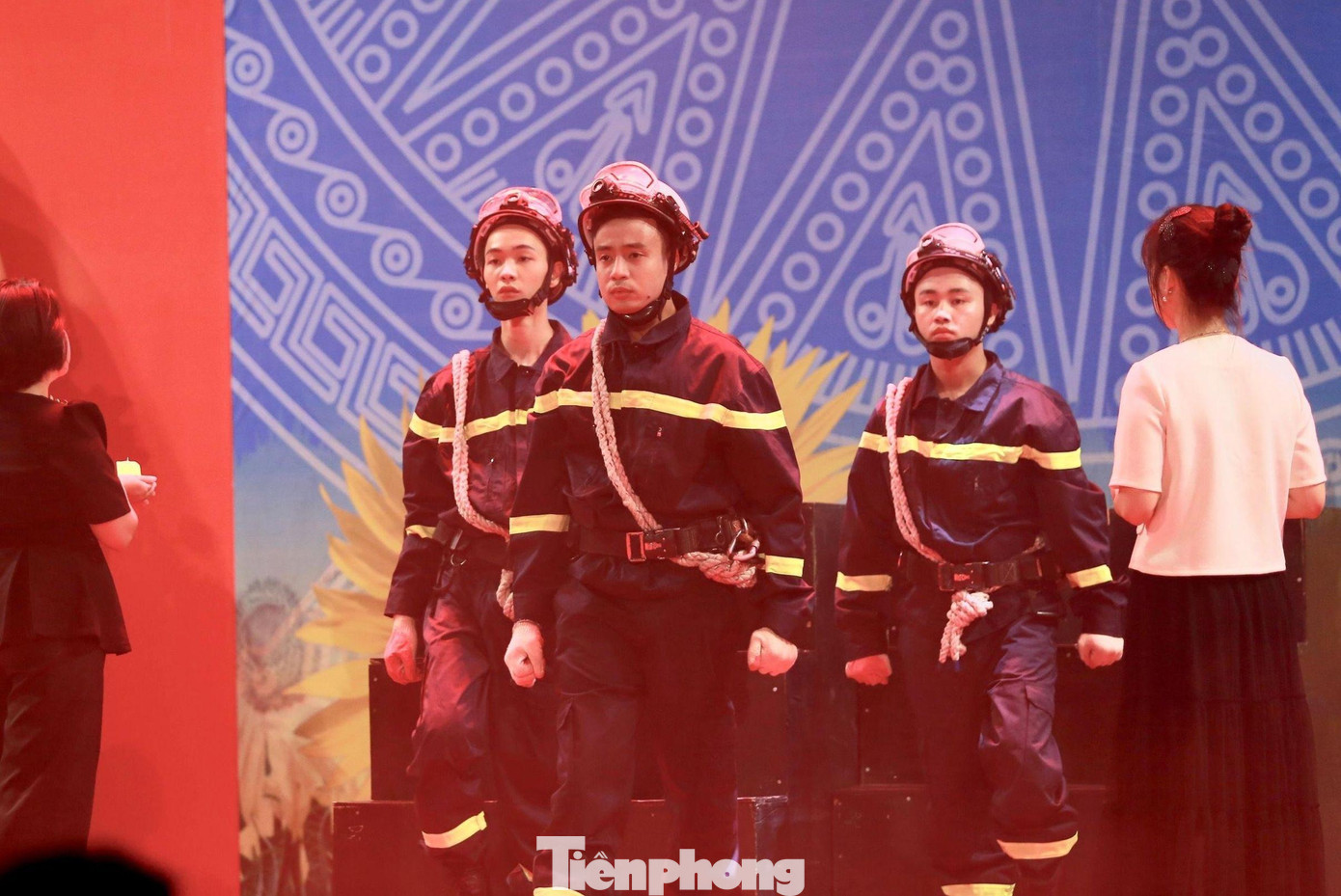 Tiết mục văn nghệ tái hiện lại tinh thần anh dũng, quả cảm của chiến sĩ cảnh sát PCCC.