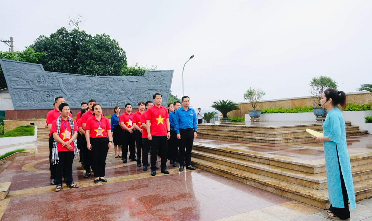 Đoàn đại biểu tham quan di tích lịch sử cấp quốc gia Bến Âu Lâu. Ảnh: Châu Linh Đoàn đại biểu tham quan di tích lịch sử cấp quốc gia Bến Âu Lâu. Ảnh: Châu Linh