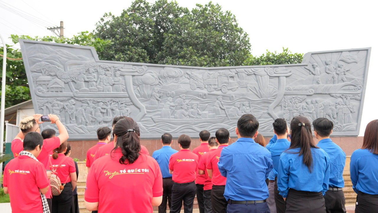 Đoàn đại biểu tham quan di tích lịch sử cấp quốc gia Bến Âu Lâu. Ảnh: Châu Linh Đoàn đại biểu tham quan di tích lịch sử cấp quốc gia Bến Âu Lâu. Ảnh: Châu Linh