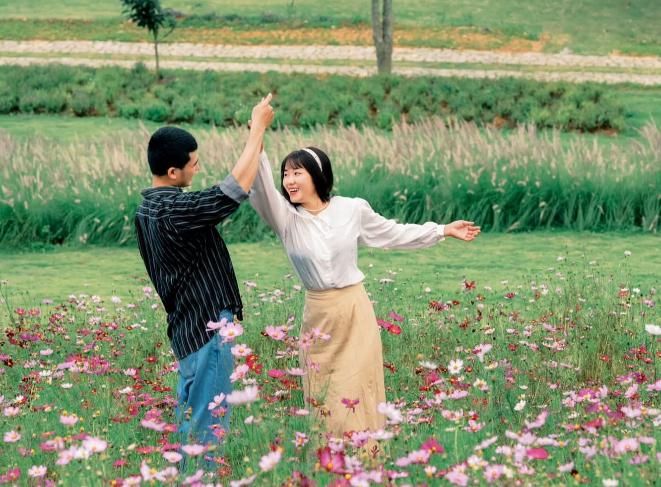 Nhiếp ảnh gia Cường - tác giả bộ ảnh này cho biết, sau khi đăng tải đã nhận nhiều lượt yêu thích của cộng đồng mạng và được nhận xét, bộ ảnh và địa điểm gợi nhớ đến miền quê Thụy Sĩ.