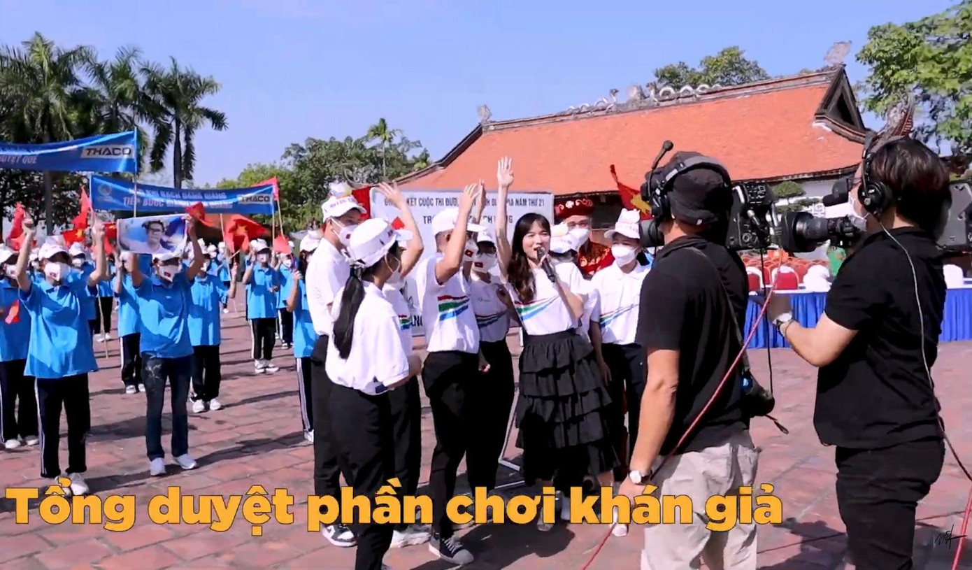 Sau khi tổng duyệt, MC Mai Trang và ekip phải chỉnh sửa khá nhiều lần kịch bản để đảm bảo chất lượng nội dung tốt nhất.