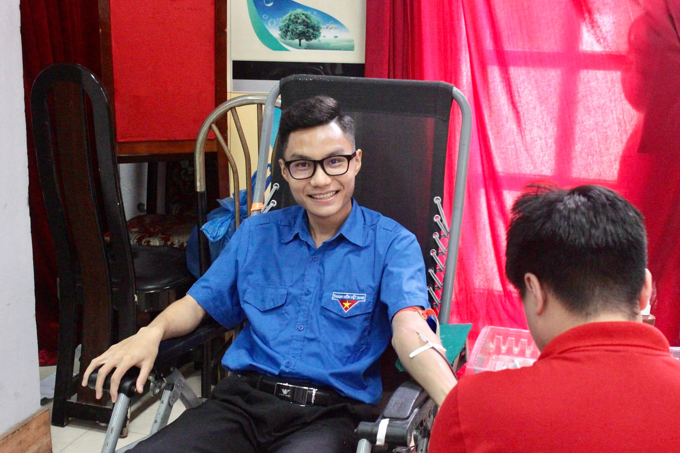 Chàng trai Thiều Văn Khoa tham gia hiến máu tình nguyện. Chàng trai Thiều Văn Khoa tham gia hiến máu tình nguyện.