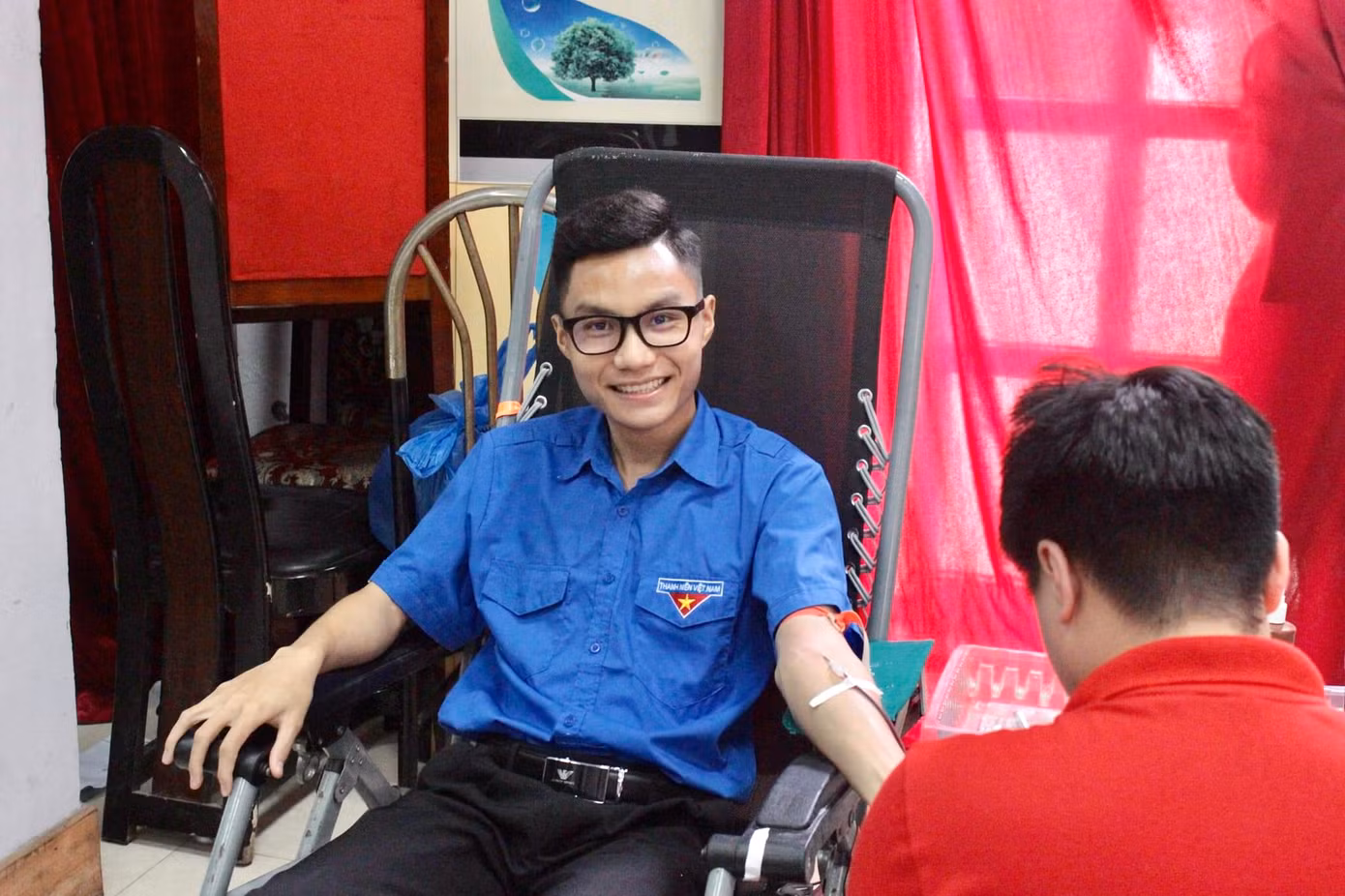 Chàng trai Thiều Văn Khoa tham gia hiến máu tình nguyện.