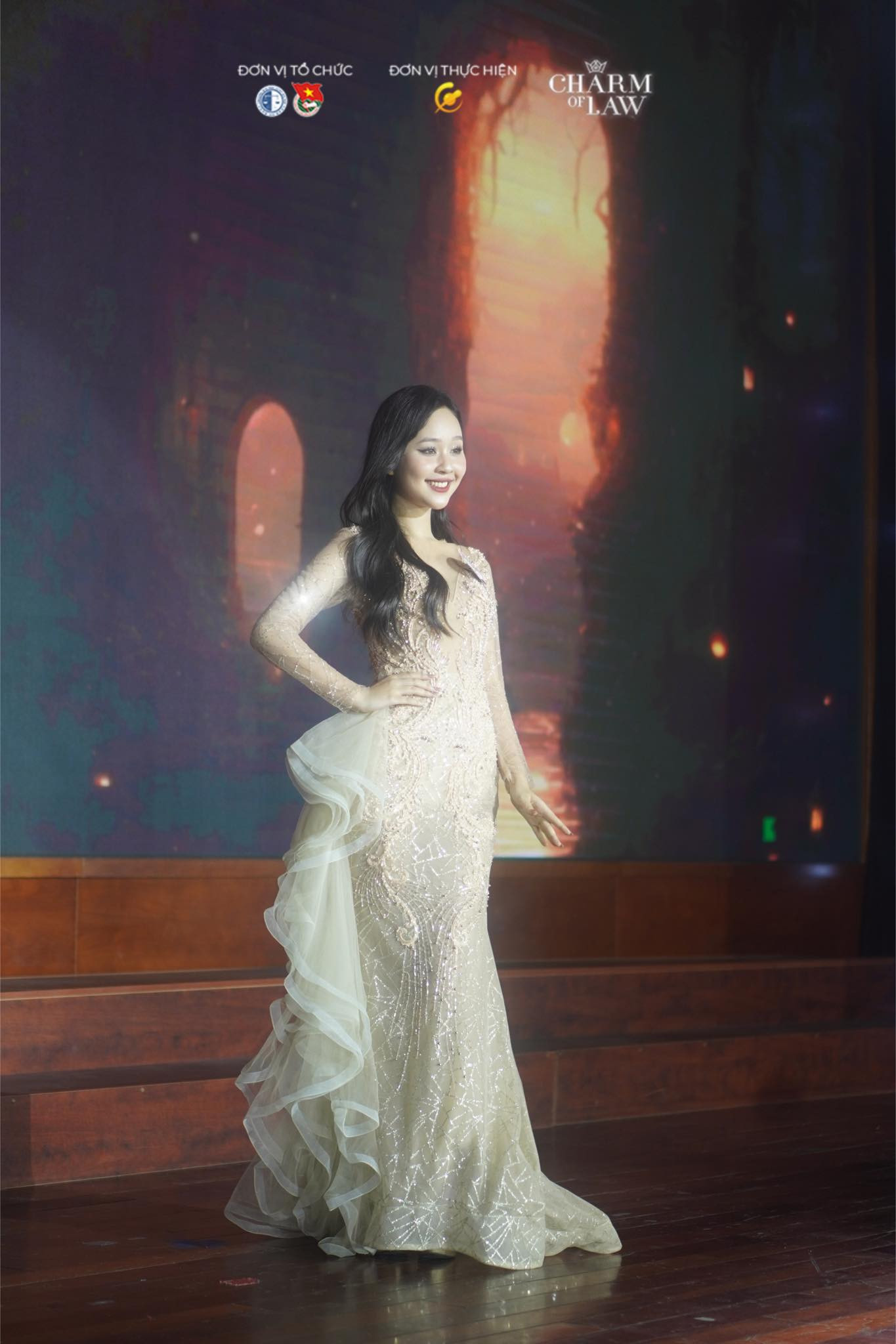 Các thí sinh trình diễn trang phục dạ hội. Ảnh: HLU Các thí sinh trình diễn trang phục dạ hội. Ảnh: HLU