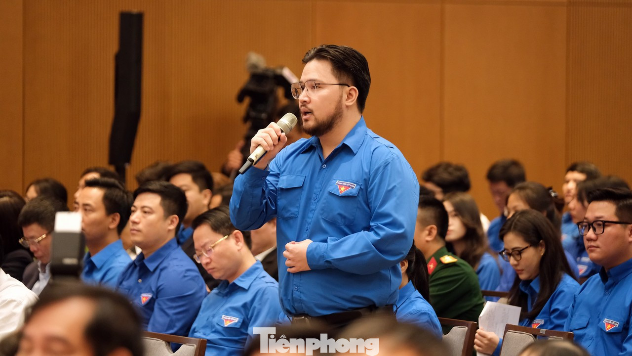 Đại biểu thanh niên sôi nổi đặt câu hỏi với Thủ tướng Chính phủ. Đại biểu thanh niên sôi nổi đặt câu hỏi với Thủ tướng Chính phủ.