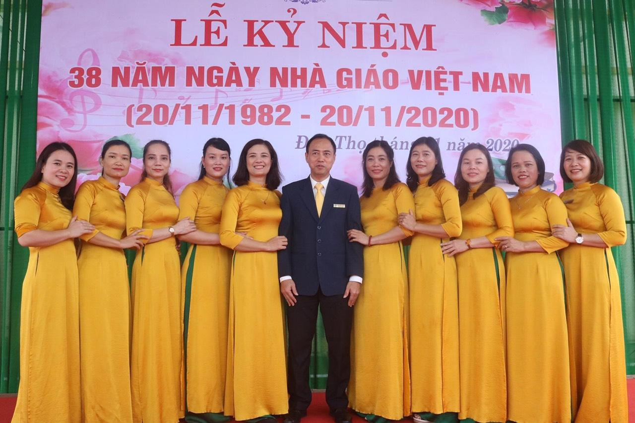 "Giáo viên trường THPT Nguyễn Thị Minh Khai có rất nhiều người năng động, kinh nghiệm dạy online giỏi hơn mình. Rất may mắn trong giai đoạn này, nhà trường tăng cường tập huấn, chia sẻ với toàn thể giáo viên để tất cả cùng vào guồng. Quyết tâm không làm ảnh hưởng đến chất lượng giảng dạy và khả năng kết nối với các em học sinh", cô Cẩm nói thêm.