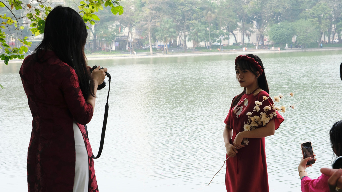 Nhiều bạn trẻ tự chụp cho nhau để tiết kiệm chi phí. Ảnh: Diệu Nhi