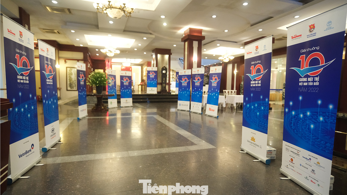 Tối 22/3, tại Hà Nội, Trung ương Đoàn, Quỹ Hỗ trợ Tài năng trẻ Việt Nam tổ chức Gala chào mừng các Gương mặt trẻ Việt Nam tiêu biểu và Gương mặt trẻ triển vọng năm 2022 cùng các đại biểu về dự Lễ tuyên dương.