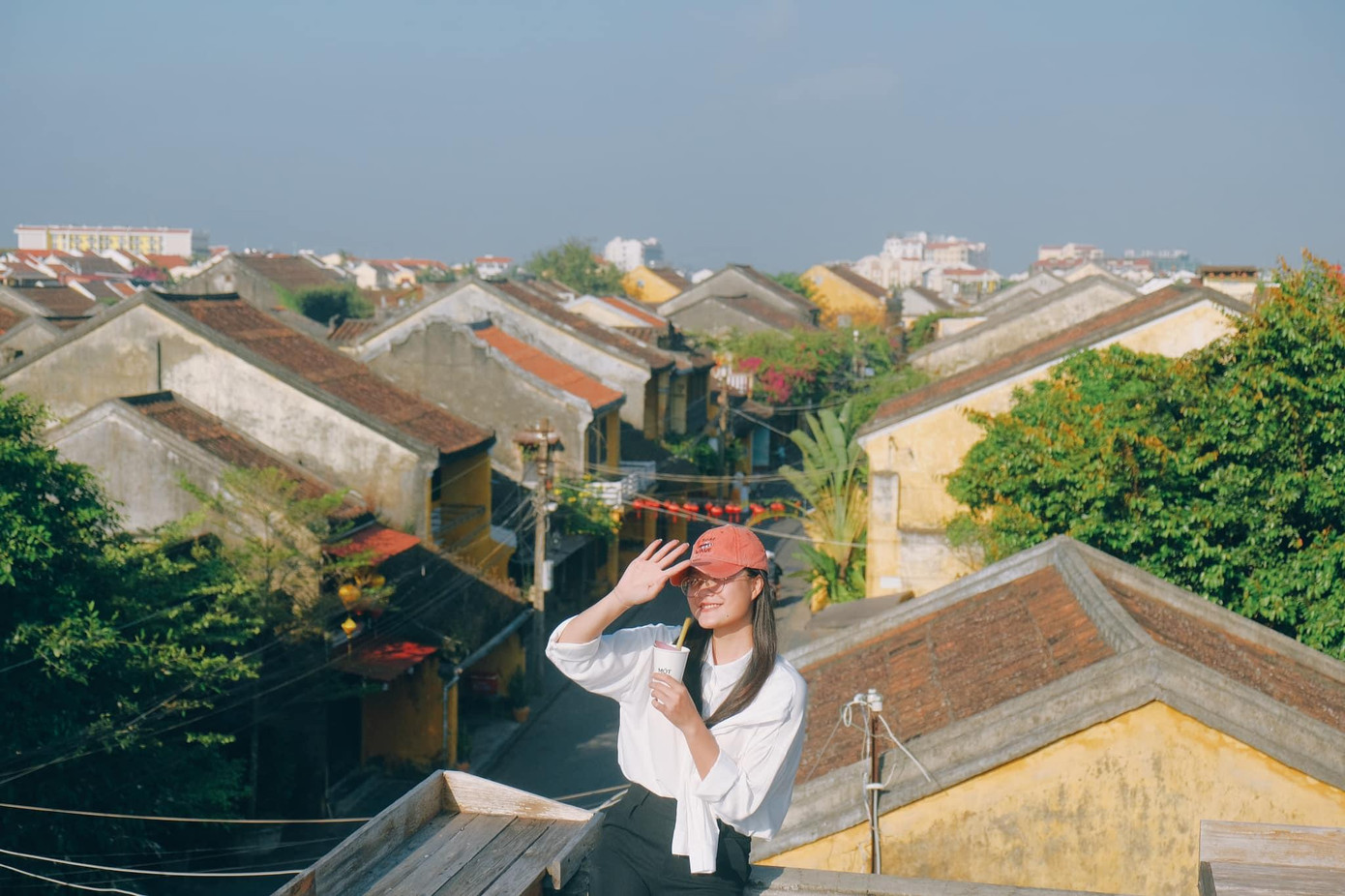 Trang đưa ra lời khuyên cho những bạn đang có ý định đi xuyên Việt về việc chuẩn bị trang phục, phụ kiện. Cô bạn cho rằng khi đi dài ngày, di chuyển khá nhiều nên ưu tiên những bộ đồ đơn giản, dễ mix, dễ phối, và mỏng nhẹ bởi trên cung đường từ Đà Nẵng trở vào trong rất nóng bức sẽ cần vài chiếc quần jeans, áo phông, giày, dép, váy, khăn, mũ, áo denim...