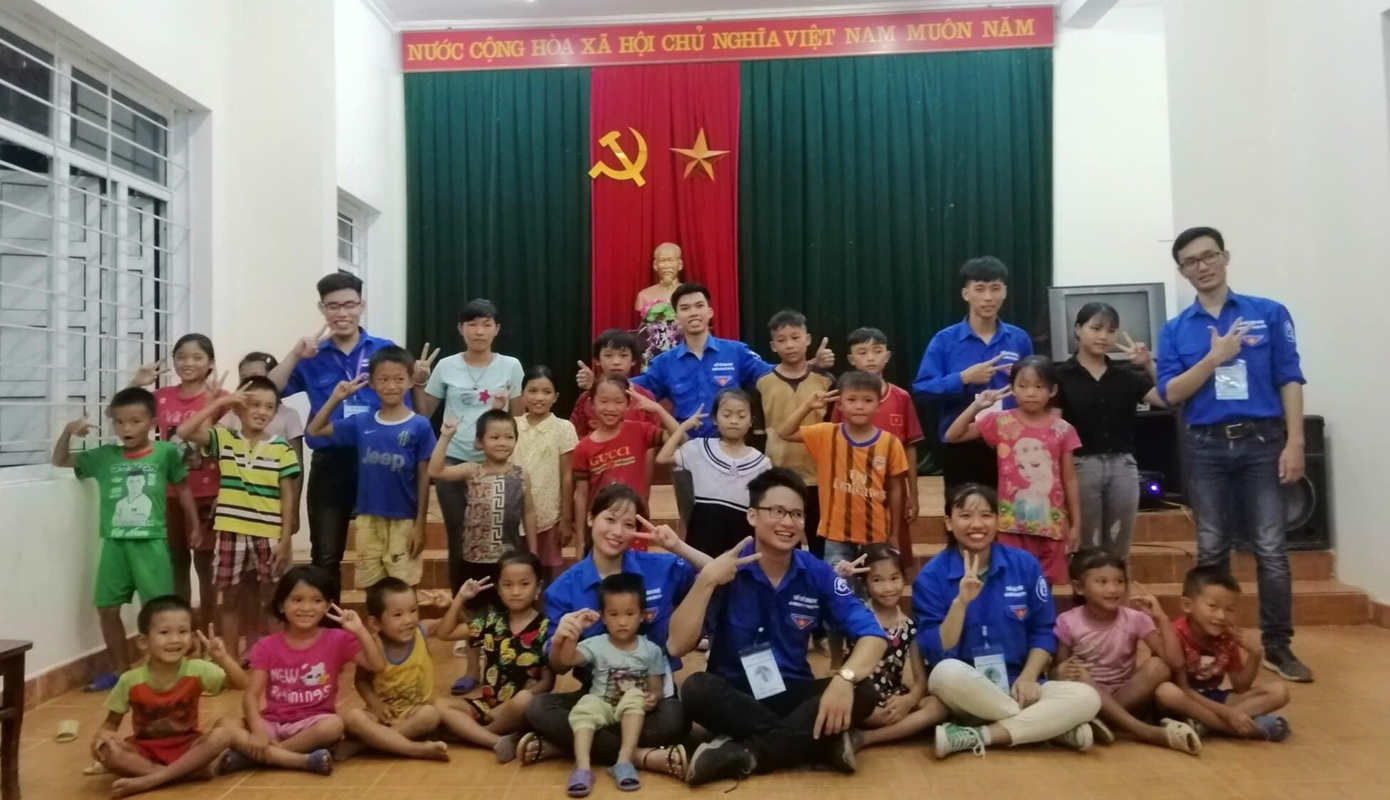 Khoảnh khắc đáng nhớ của Mai và các bạn đoàn viên bên các em nhỏ.