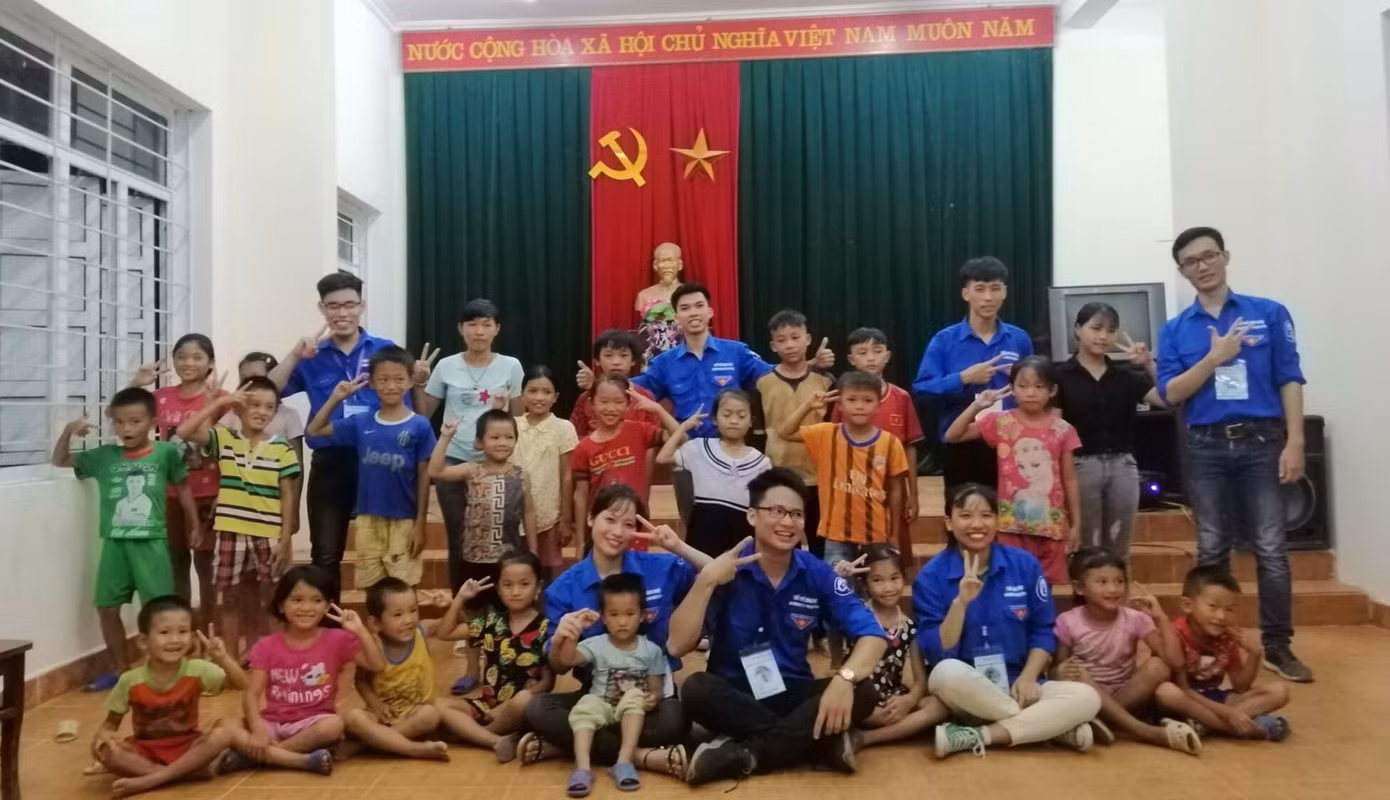 Khoảnh khắc đáng nhớ của Mai và các bạn đoàn viên bên các em nhỏ. Khoảnh khắc đáng nhớ của Mai và các bạn đoàn viên bên các em nhỏ.