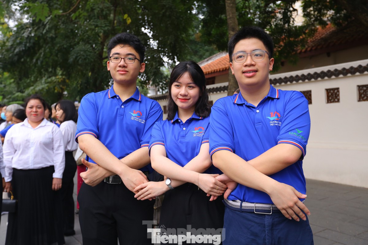 Võ Hoàng Hải (ngoài cùng bên trái) là Gương mặt trẻ Việt Nam tiêu biểu năm 2022.