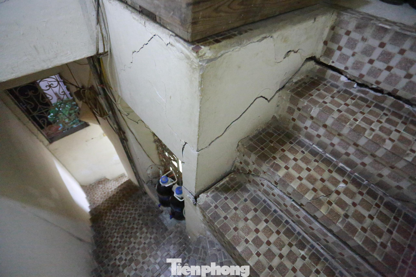 Ngôi nhà của ông Đa đang ở được sửa và xây lại từ năm 1994, mặc dù ở trong con ngõ sâu số 51 Quốc Tử Giám nhưng lại là ngôi nhà chịu ảnh hưởng nặng nề nhất bởi việc thi công ga ngầm dự án Nhổn - ga Hà Nội (dài 4 km từ ga S9 tới S12).