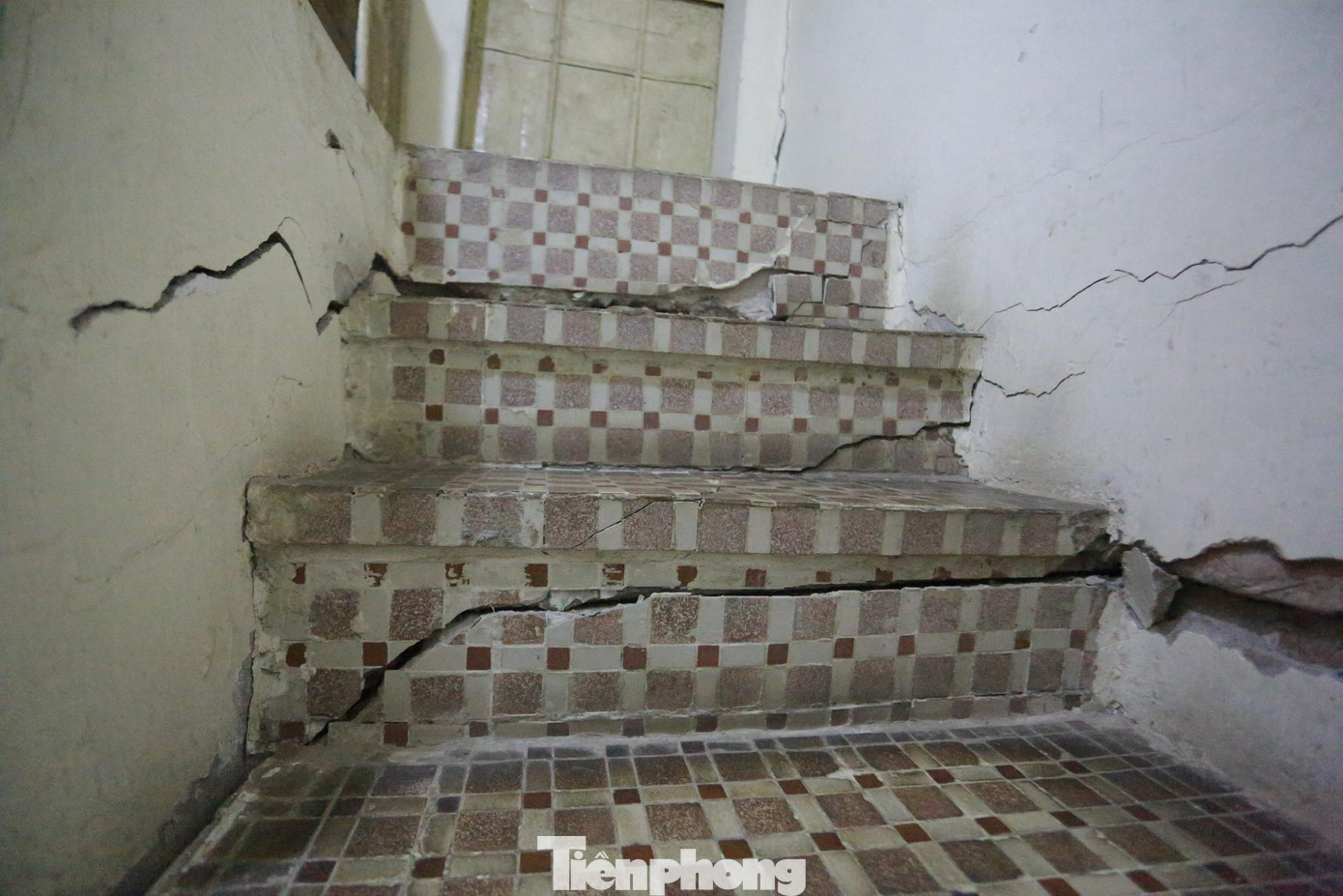 Khi bước lên những bậc cầu thang nhà ông Đa sẽ cảm nhận được hiện tượng nghiêng, cộng với các vết nứt to tiềm ẩn nguy cơ đổ sập bất kỳ lúc nào. Dẫu lo lắng nhưng hàng ngày, ông già 81 tuổi vẫn phải di chuyển qua những bậc thang nứt toác, lên tầng 2 để phơi đồ, cho mèo ăn.