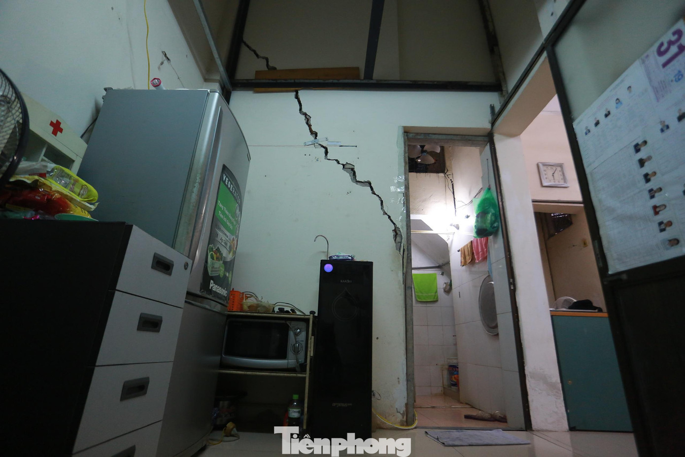 Vết nứt dài khoảng chừng 2m ở tầng 1 nhà ông Đa đã được chống đỡ tạm thời nhờ các thanh sắt.