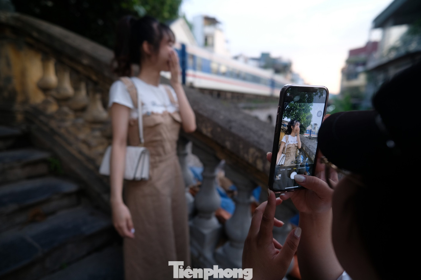 Bạn Quy Nghiệm và Thu Hà (25 tuổi, ở Hà Nội) chia sẻ trải nghiệm: "Quán rộng, view đẹp hơn các quán đường tàu mình đi, giá đồ uống cũng hợp lý. Đặc biệt là có nhiều góc chụp đẹp, dễ dàng ngắm nhìn đường tàu, ngắm cả cầu Long Biên, cả khung cảnh sinh hoạt của người dân... tất cả đều hội tụ ở quán cà phê này".