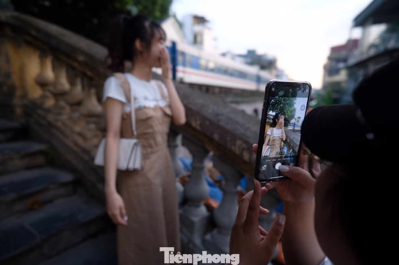 Bạn Quy Nghiệm và Thu Hà (25 tuổi, ở Hà Nội) chia sẻ trải nghiệm: "Quán rộng, view đẹp hơn các quán đường tàu mình đi, giá đồ uống cũng hợp lý. Đặc biệt là có nhiều góc chụp đẹp, dễ dàng ngắm nhìn đường tàu, ngắm cả cầu Long Biên, cả khung cảnh sinh hoạt của người dân... tất cả đều hội tụ ở quán cà phê này".