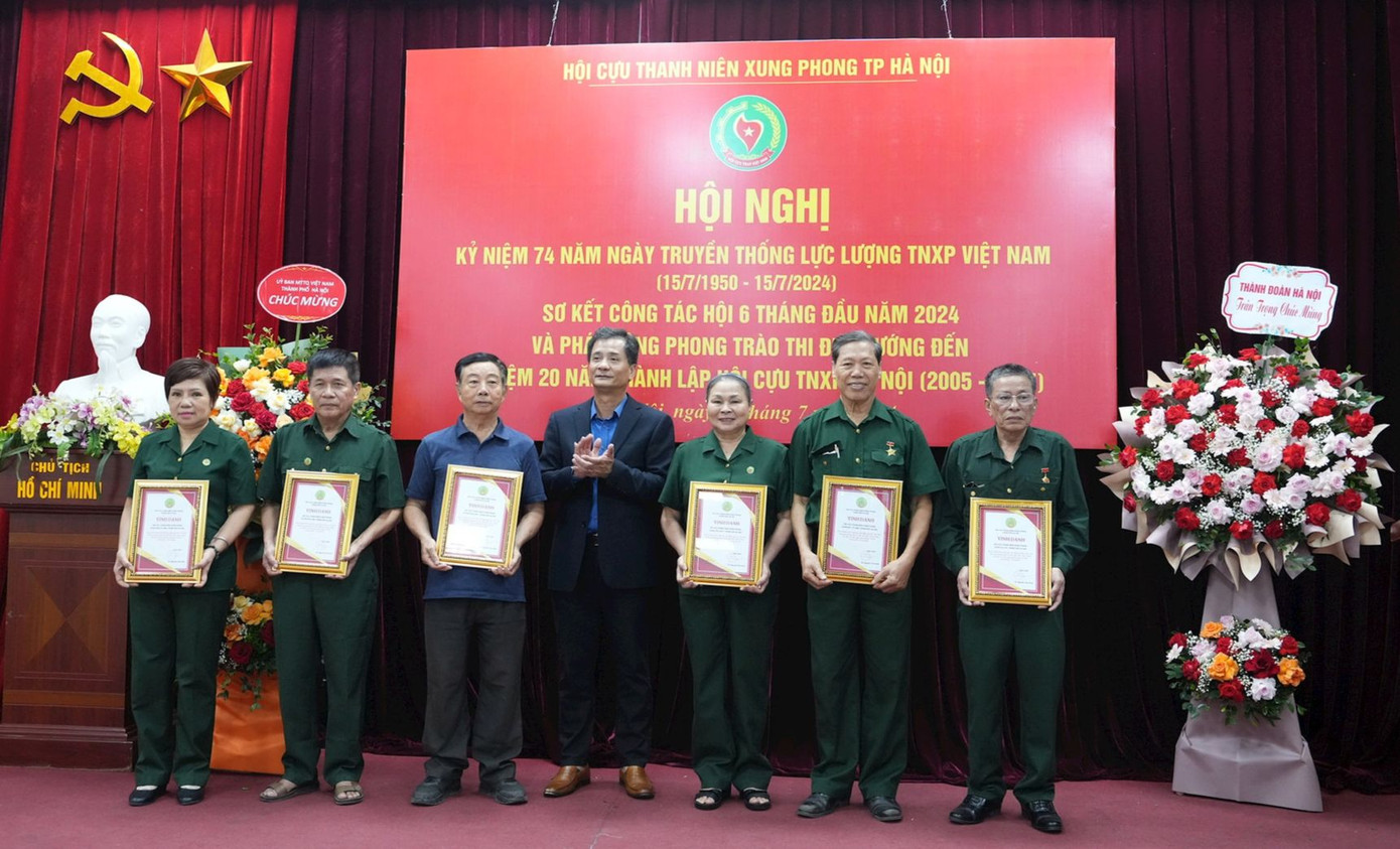 Chủ tịch Hội Cựu TNXP Hà Nội trao khen thưởng các đơn vị có thành tích trong phong trào thi đua đặc biệt tiết kiệm xây Nhà tình nghĩa cho hội viên hướng tới chào mừng kỷ niệm 70 năm Ngày Giải phóng Thủ đô. Chủ tịch Hội Cựu TNXP Hà Nội trao khen thưởng các đơn vị có thành tích trong phong trào thi đua đặc biệt tiết kiệm xây Nhà tình nghĩa cho hội viên hướng tới chào mừng kỷ niệm 70 năm Ngày Giải phóng Thủ đô.