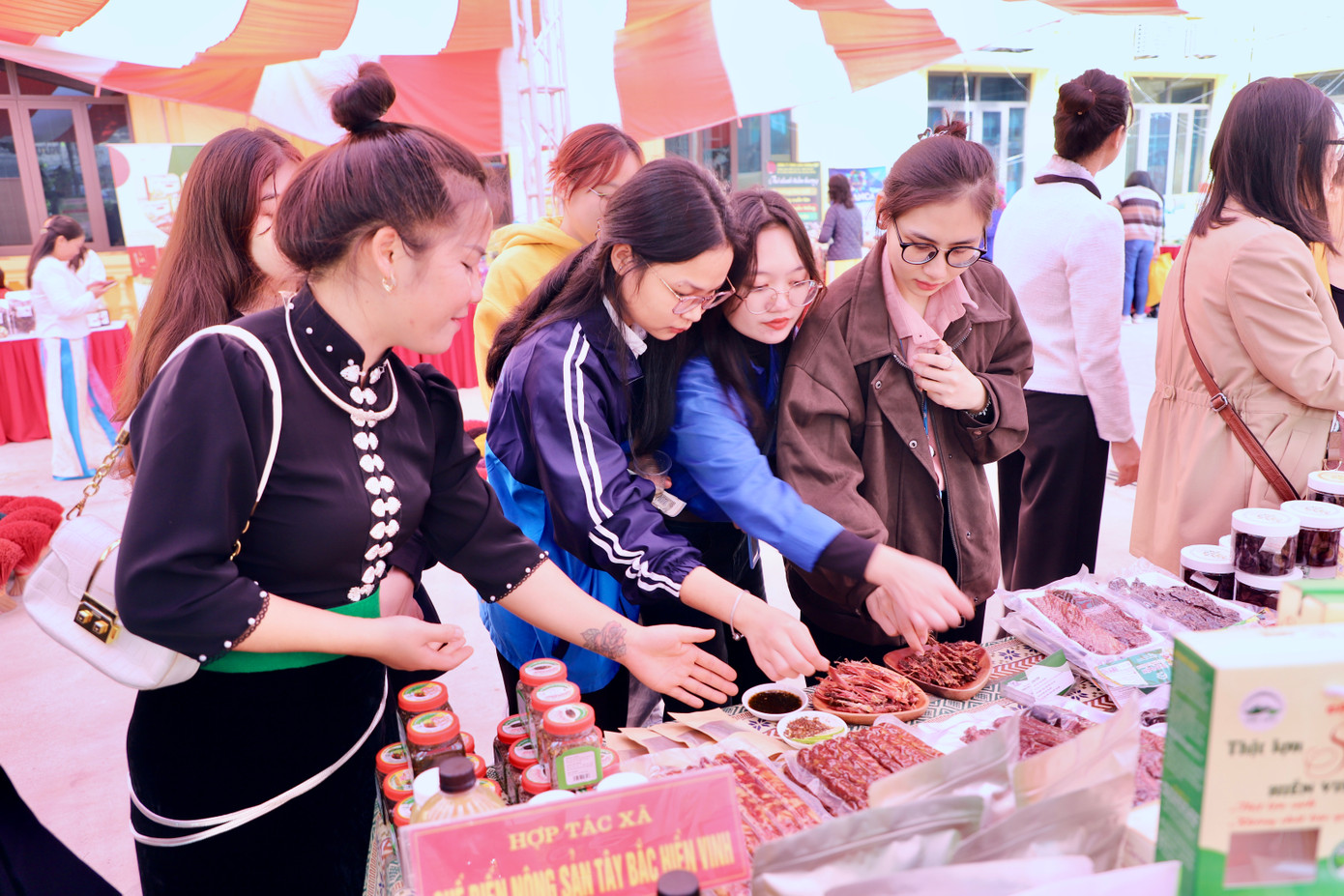 Các quầy hàng của phụ nữ khởi nghiệp được trưng bày và quảng bá trong khuôn khổ hội nghị.