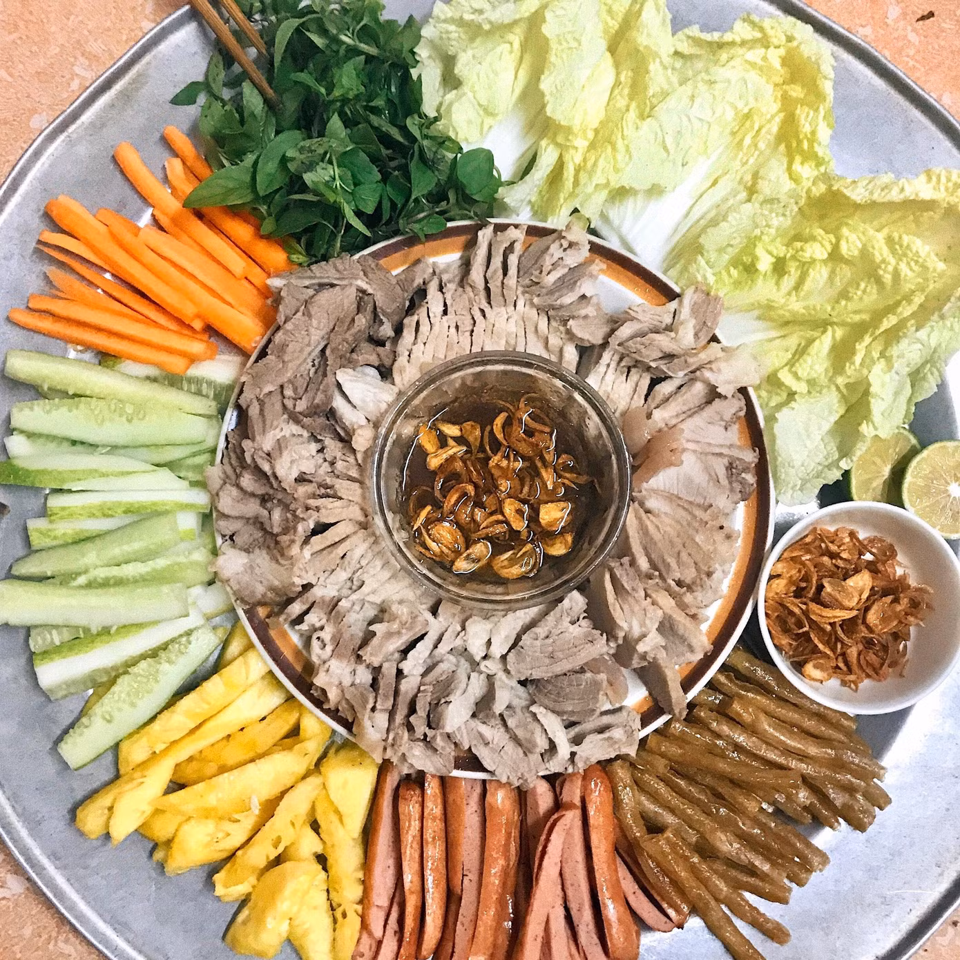 "Mình nghĩ mùa dịch, có người dành nhiều thời gian hơn cho gia đình. Bữa ăn cũng được cẩn thận, tỉ mỉ hơn, không gấp gáp, bận rộn nhờ vậy mà được chau chuốt cả chất lượng và hình thức", Hương Quỳnh chia sẻ. "Mình nghĩ mùa dịch, có người dành nhiều thời gian hơn cho gia đình. Bữa ăn cũng được cẩn thận, tỉ mỉ hơn, không gấp gáp, bận rộn nhờ vậy mà được chau chuốt cả chất lượng và hình thức", Hương Quỳnh chia sẻ.