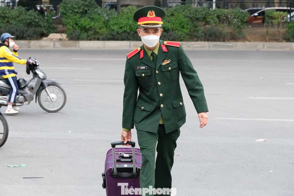 Học viên trường quân đội hối hả ra bến xe, tranh thủ những ngày nghỉ Tết gần gũi bên gia đình.