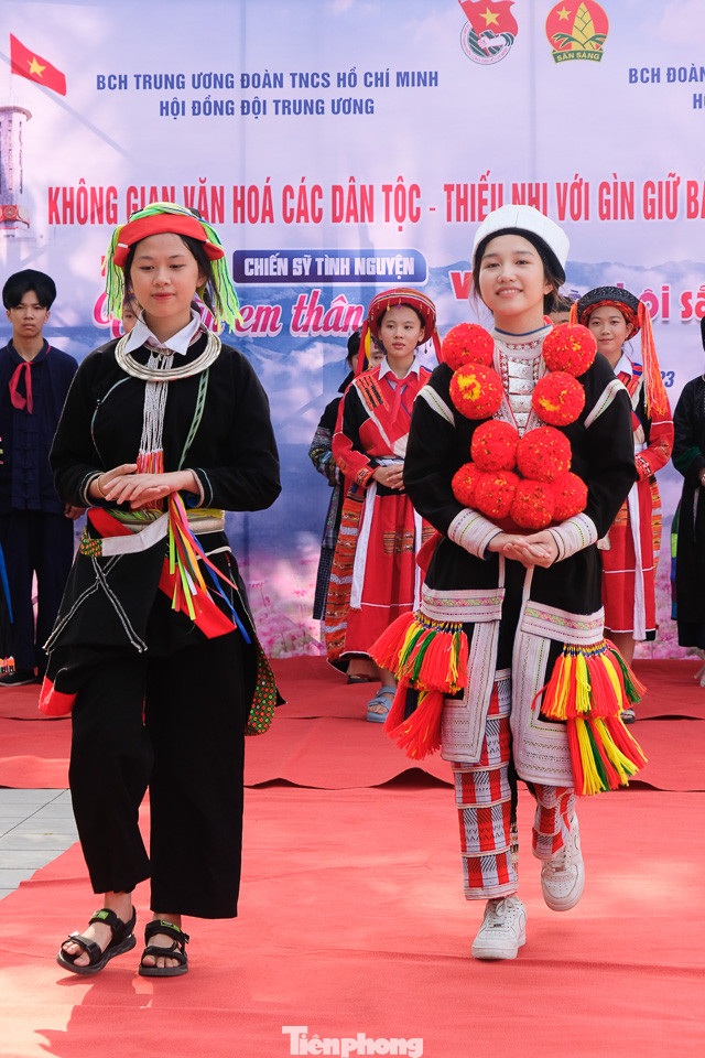 Trang phục Dao đỏ - Dao áo dài được trình diễn bởi 2 em đến từ Hội đồng Đội thành phố Hà Giang. Hiện nay, dân tộc Dao chiếm 14,9% so với dân số trong toàn tỉnh, chủ yếu sinh sống tại các huyện phía Tây. Sự đặc sắc trong văn hóa của người dân tộc Dao được thể hiện qua làn điệu dân ca, hát giao duyên rất phong phú, đa dạng trong cúng thần rừng, cúng đầu năm mới, trong lễ hội, tảo mộ…