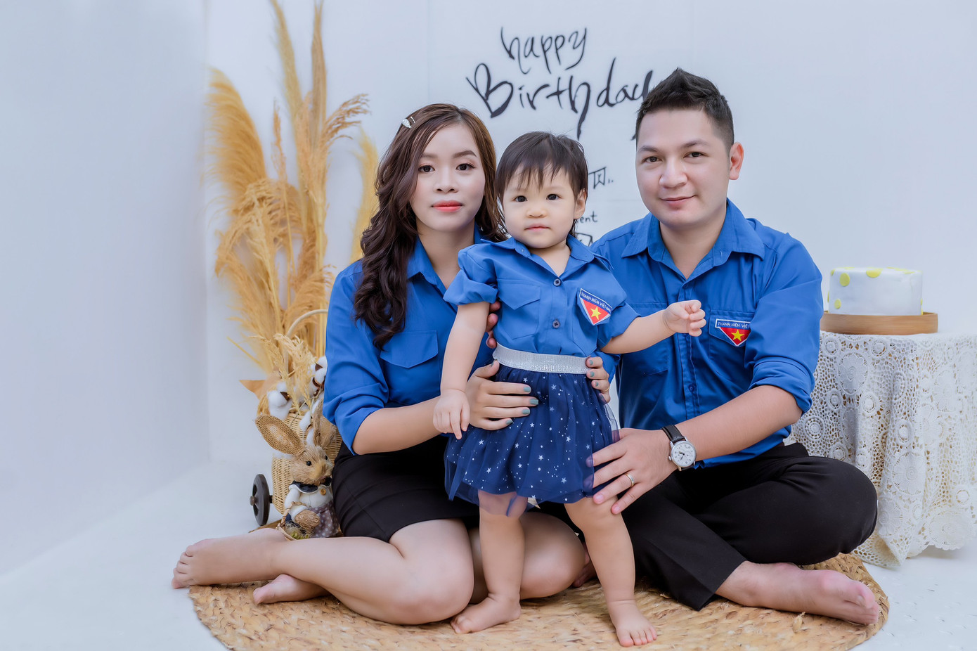 Cặp đôi cán bộ Đoàn chụp ảnh kỷ niệm cùng con gái nhân ngày sinh nhật. Ảnh: NVCC