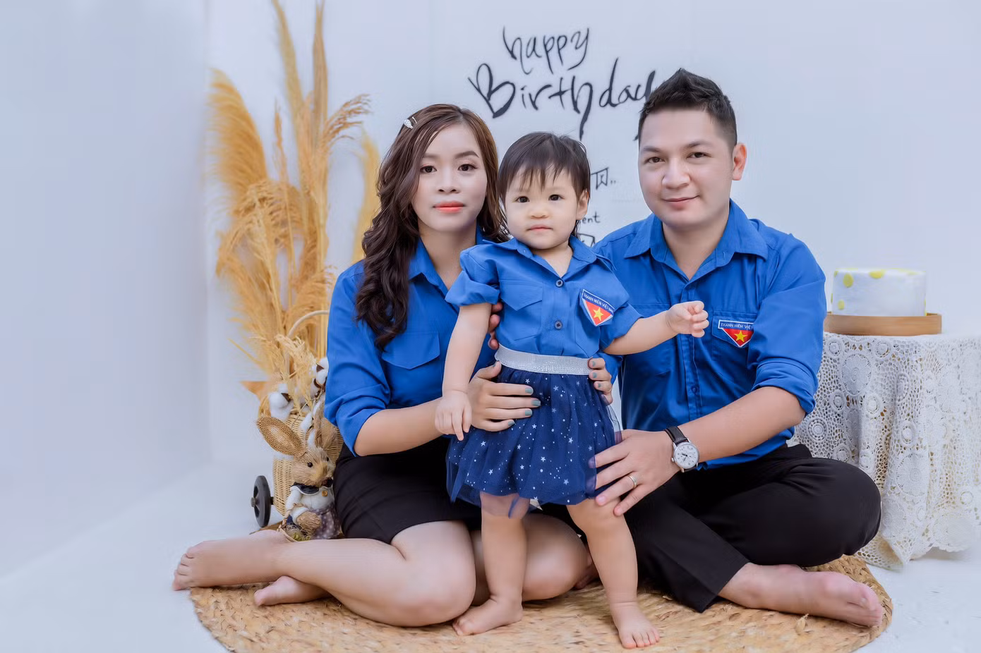Cặp đôi cán bộ Đoàn chụp ảnh kỷ niệm cùng con gái nhân ngày sinh nhật. Ảnh: NVCC