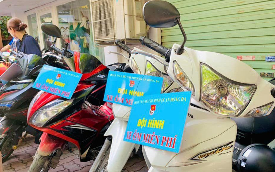 Đội hình xe ôm miễn phí giúp đỡ thí sinh và phụ huynh nếu gặp khó khăn trong quá trình di chuyển. Ảnh: Thành Đoàn Hà Nội. Đội hình xe ôm miễn phí giúp đỡ thí sinh và phụ huynh nếu gặp khó khăn trong quá trình di chuyển. Ảnh: Thành Đoàn Hà Nội.