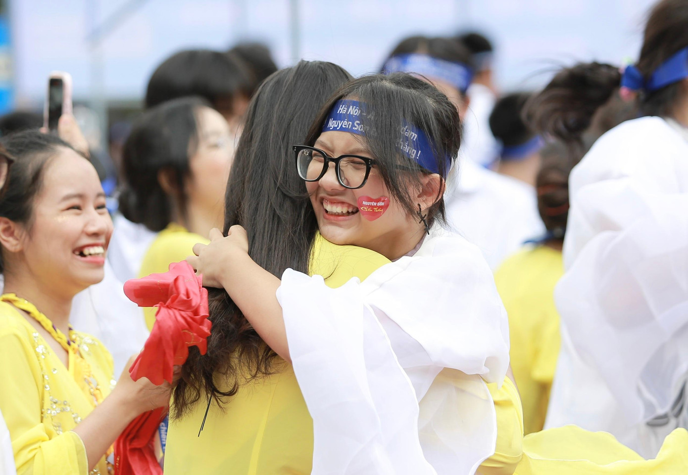 Các em học sinh vô cùng phấn khích khi Vũ Nguyên Sơn trả lời đúng câu hỏi ở phần thi Về đích.