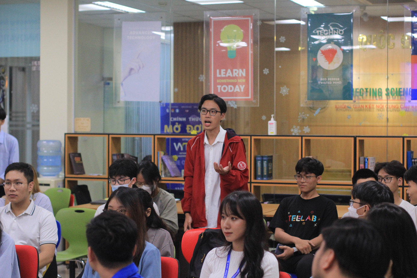 Sinh viên sôi nổi bày tỏ ý tưởng khởi nghiệp. Sinh viên sôi nổi bày tỏ ý tưởng khởi nghiệp.