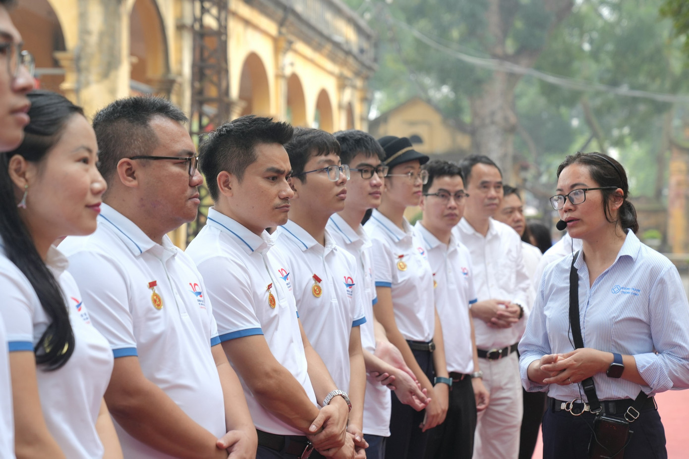 Các gương mặt trẻ lắng nghe hướng dẫn của thuyết minh viên khi bắt đầu chuyến tham quan.