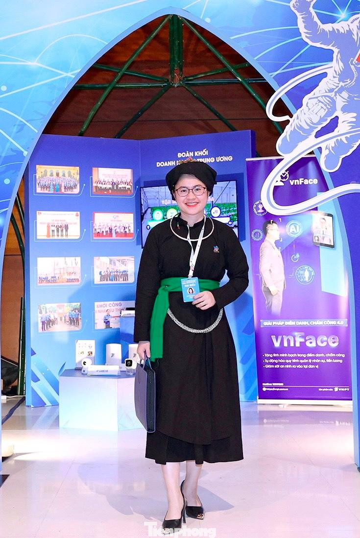 Gian hàng chuyển đổi số tại không gian triển lãm thu hút đại biểu check-in. Ảnh: Như Ý Gian hàng chuyển đổi số tại không gian triển lãm thu hút đại biểu check-in. Ảnh: Như Ý