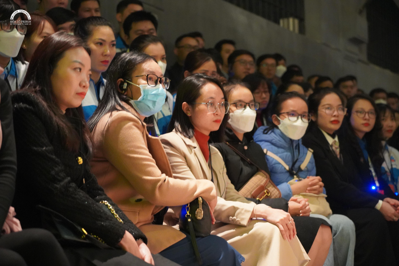 Các đại biểu chăm chú lắng nghe